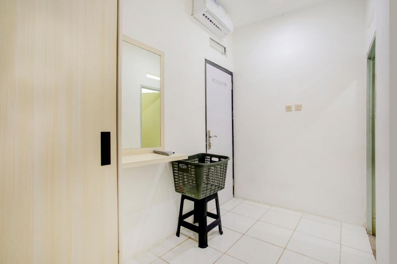 ホテル Vaccinated Staff - Spot On 3928 Terrace House Syariah Pondoktjing Dua エクステリア 写真